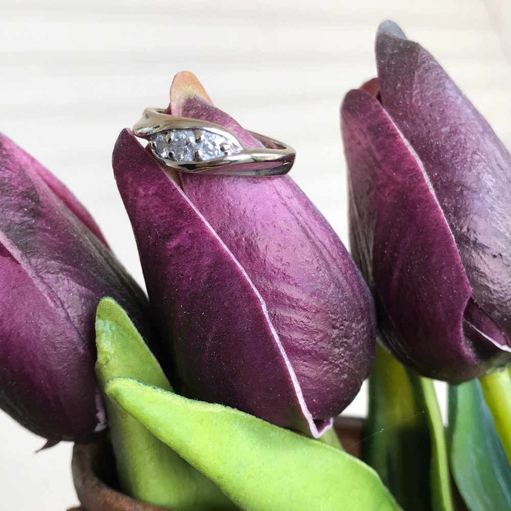 🛍 White gold & diamond ring